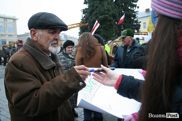 У центрі Луцька жінки дякували чоловікам за Євромайдан. ФОТО