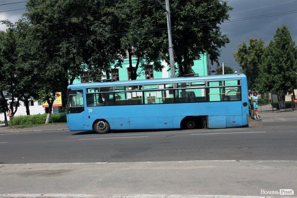 У Луцьку в маршрутки на ходу відлетіло колесо. ФОТО