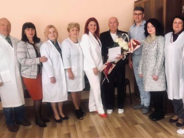 На Волині акушера-гінеколога, що присвятив медицині пів століття, провели на заслужений відпочинок