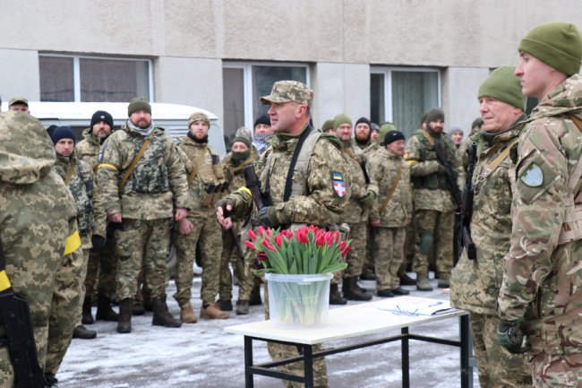 Тюльпани для захисниць: військові тероборони Луцька привітали жінок зі святом. ФОТО