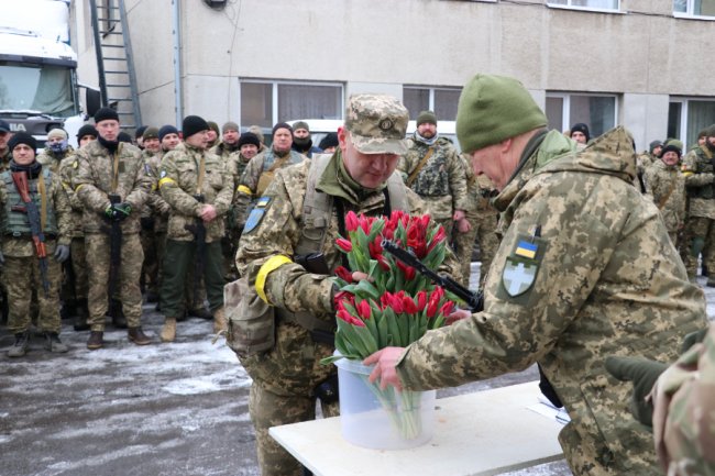Тюльпани для захисниць: військові тероборони Луцька привітали жінок зі святом. ФОТО
