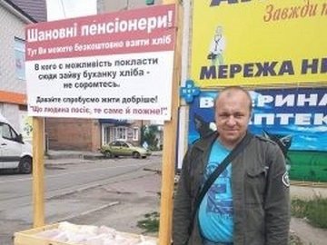 Добра справа об'єднує: лучани надихнули чоловіка допомагати пенсіонерам