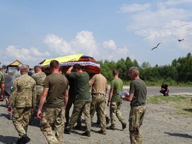 Провів майже пів тисячі днів у надважких боях: на Волині попрощалися з Героєм Олександром Карпуком. ФОТО