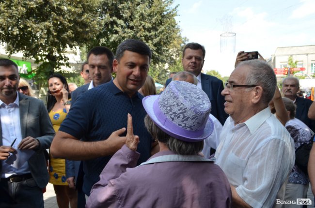 Щастя молодим та селфі-бум: як Гройсман гуляв центром Луцька. ФОТО