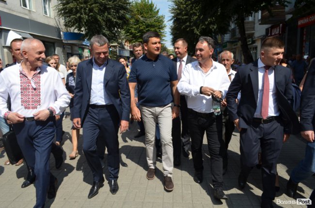 Щастя молодим та селфі-бум: як Гройсман гуляв центром Луцька. ФОТО