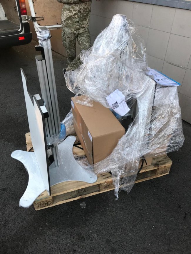 На волинській митниці серед медапаратури виявили «зайвий» вантаж. ФОТО