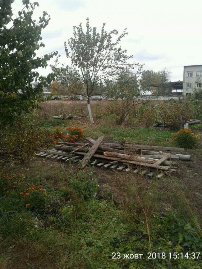 У Луцьку муніципали знесли декілька парканів. ФОТО