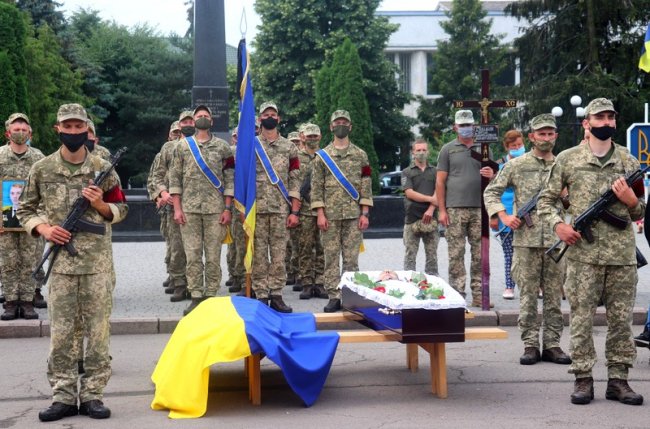 У Володимирі в останню путь провели Героя АТО, який помер від раку. ФОТО