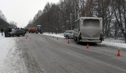 В аварії зіткнулися дві автівки та автобус. ФОТО