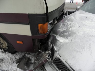 В аварії зіткнулися дві автівки та автобус. ФОТО