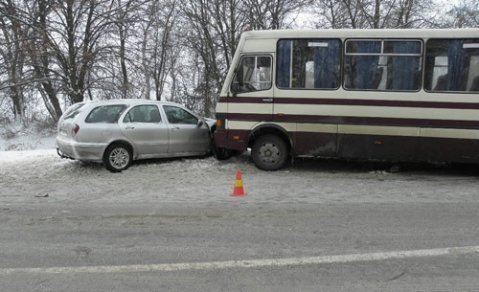 В аварії зіткнулися дві автівки та автобус. ФОТО