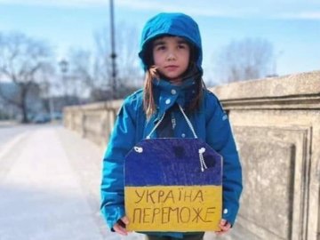 Дівчата шнурують берці і беруть до рук зброю: Добрі новини від ВолиньPost за 22 квітня