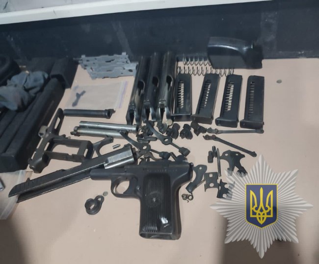Волинські правоохоронці перекрили канал збуту трофейної та переробленої зброї. ФОТО