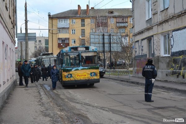 У Луцьку не розминулися Mitsubishi і тролейбус. ФОТО