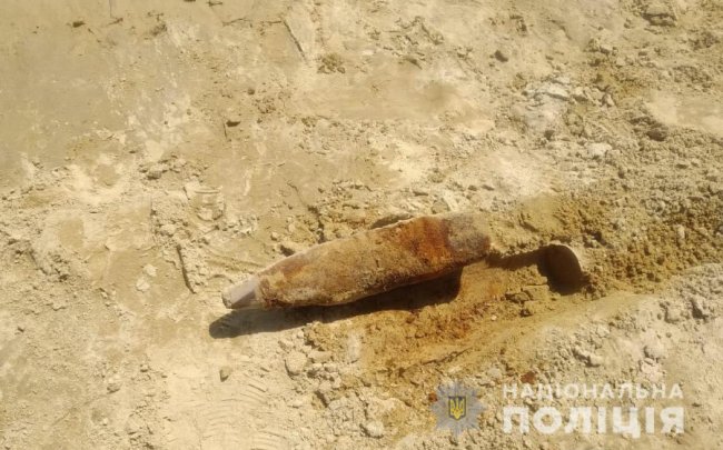 На пляжі волинського озера знайшли снаряд