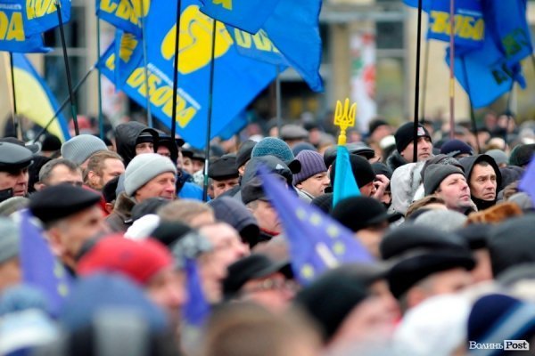 Віче на луцькому Майдані. ФОТО