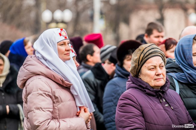 «Силою нашу церкву ніхто не забере»: як у Луцьку прихильники УПЦ (МП) на майдан вийшли. ФОТОРЕПОРТАЖ