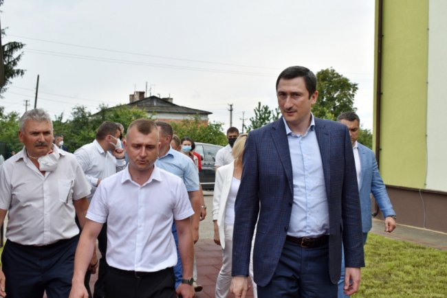 Міністр розвитку громад «зацінив» сучасний спортмайданчик у школі на Волині. ФОТО