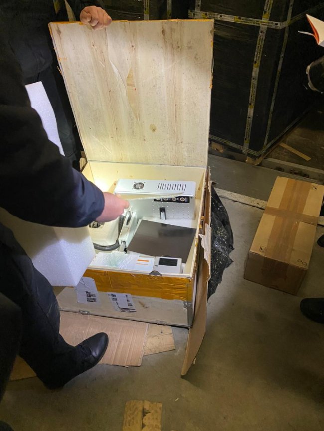 На «Ягодині» зупинили вантажівку з прихованою технікою на 3 мільйони 