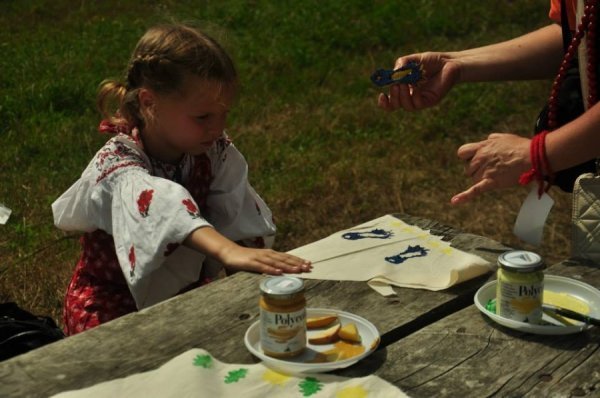 Лучанка влаштувала етно-показ одягу під Києвом. ФОТО. ВІДЕО