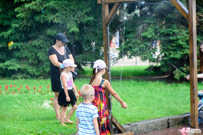 Нестерпні градуси: лучани рятуються від спеки під холодними бризками вуличних душів. ФОТО