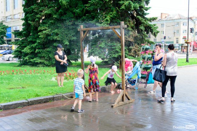 Нестерпні градуси: лучани рятуються від спеки під холодними бризками вуличних душів. ФОТО