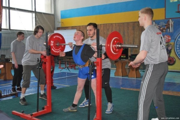 У Луцьку змагаються м'язисті дівчата і хлопці. ФОТО
