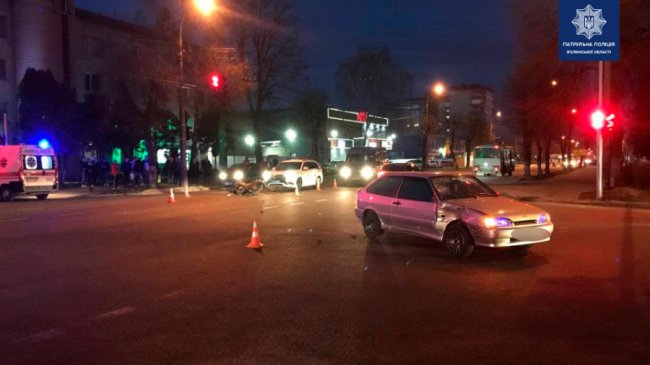 У Луцьку ВАЗ в'їхав у мотоцикліста, травмувався 22-річний хлопець