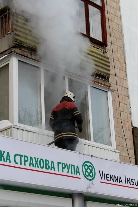 Біля обваленого будинку у Луцьку в пожежі загинула людина. ФОТО. ВІДЕО