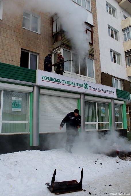 Біля обваленого будинку у Луцьку в пожежі загинула людина. ФОТО. ВІДЕО