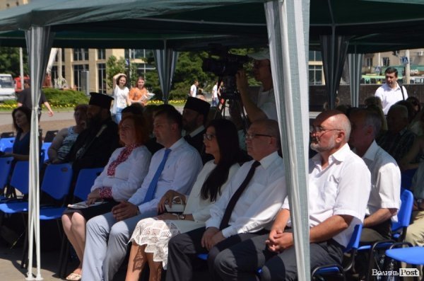 У Луцьку вже почали святкувати День Конституції. ФОТО