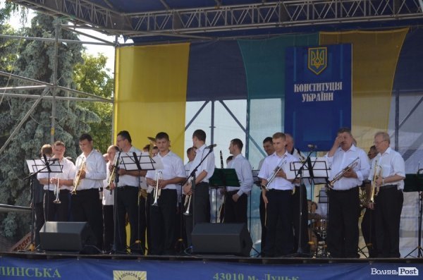 У Луцьку вже почали святкувати День Конституції. ФОТО