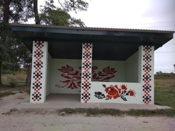 У селі на  Волині креативно розмалювали зупинку. ФОТО