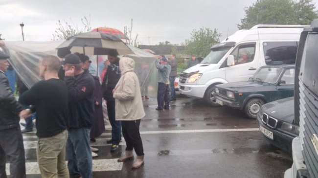 Дощ не злякав блокадників: три траси на Волині досі перекриті