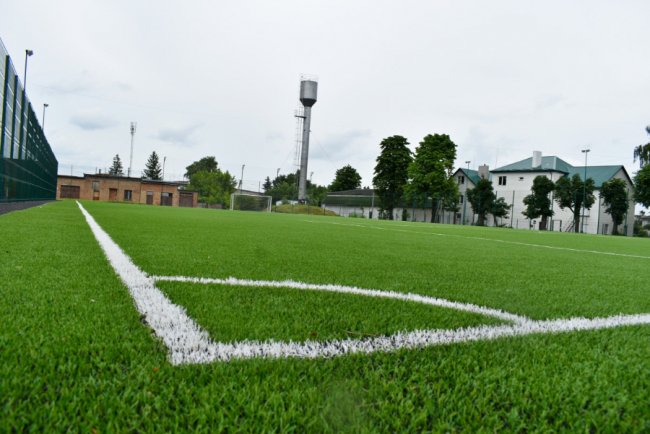 Міністр розвитку громад «зацінив» сучасний спортмайданчик у школі на Волині. ФОТО