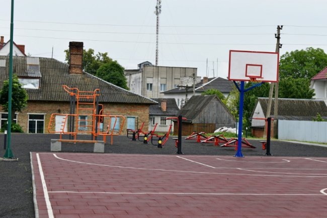 Міністр розвитку громад «зацінив» сучасний спортмайданчик у школі на Волині. ФОТО