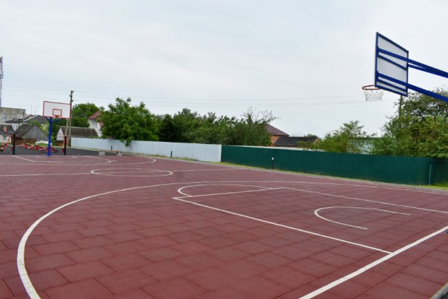 Міністр розвитку громад «зацінив» сучасний спортмайданчик у школі на Волині. ФОТО
