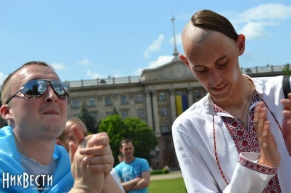 У Миколаєві - парад вишиванок і прапор-рекордсмен. ФОТО