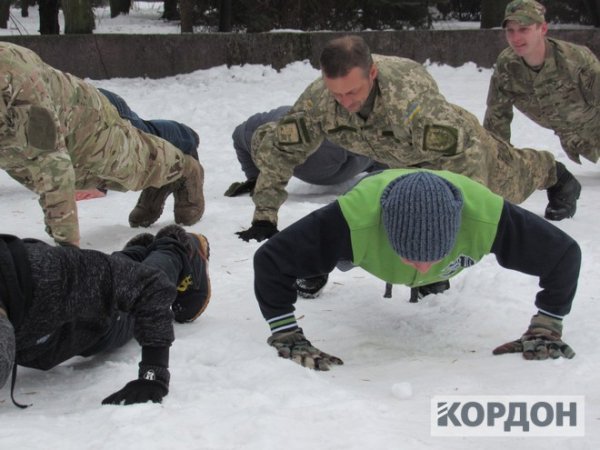 Патріотичний флешмоб: воїни АТО віджималися у центрі Любомля