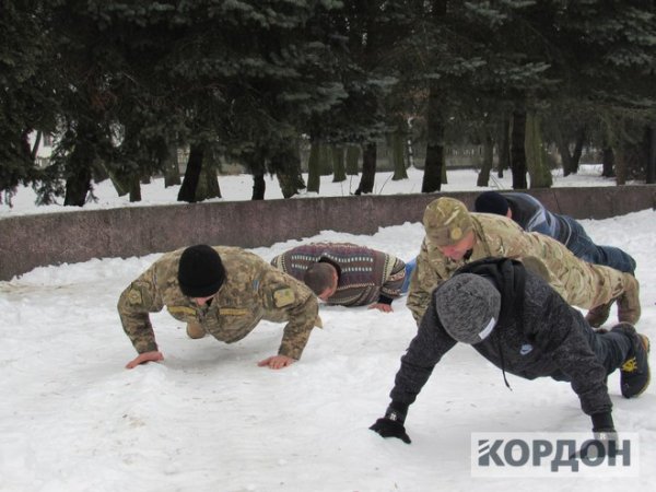 Патріотичний флешмоб: воїни АТО віджималися у центрі Любомля