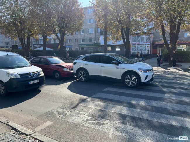 У Луцьку - аварія на проспекті Перемоги: зіткнулися дві автівки 