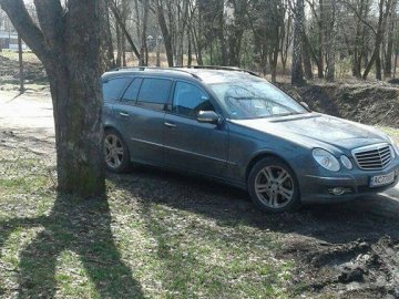 «Порвали» газон: у Луцьку покарали автохамів