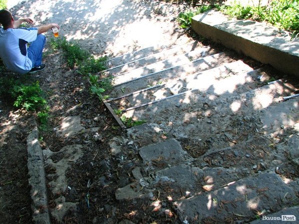 Вигляд сходів до ремонту (липень 2014-го)