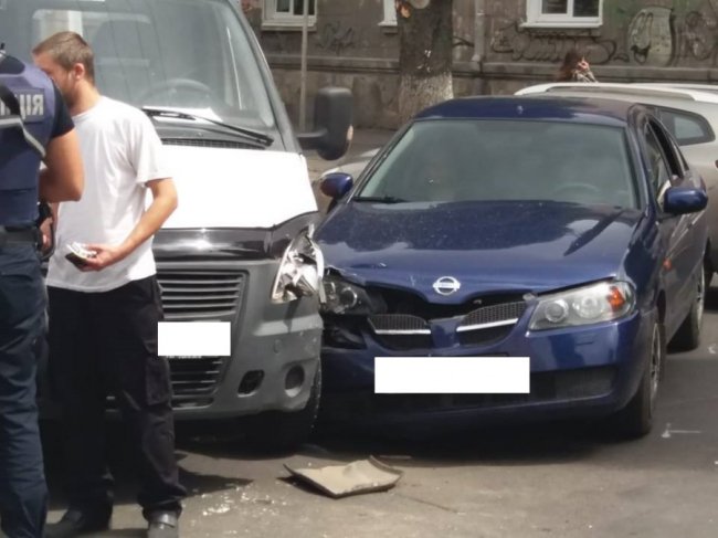  У Луцьку зіткнулися вантажівка та легковик. ФОТО