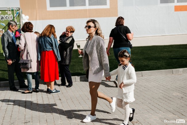 У новій локації і… з котом: як в інноваційній луцькій школі «ThinkGlobal» 1 вересня відзначали. ФОТО* 