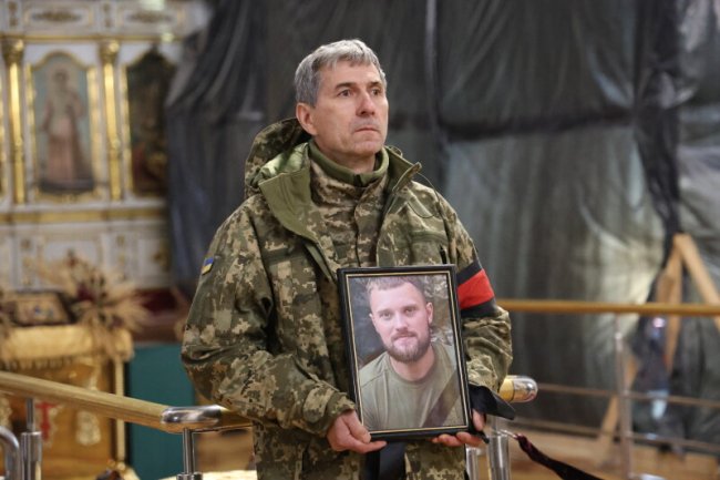 Поліг у бою на Луганщині: у Луцьку попрощалися з Героєм Дмитром Загурним