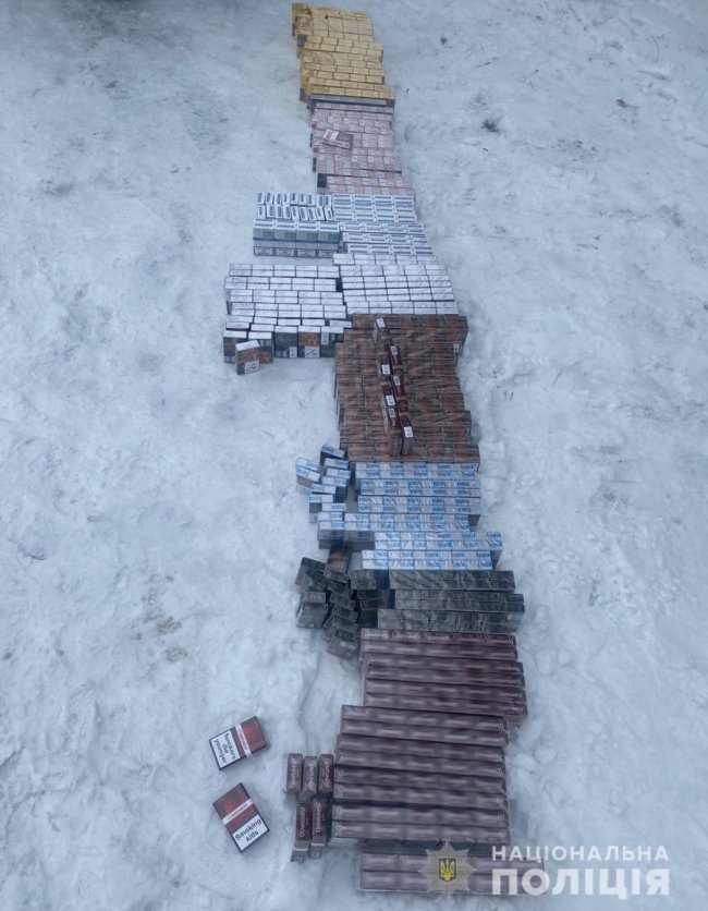 Перевозив безакцизні цигарки: на Волині водій намагався дати хабар поліцейським