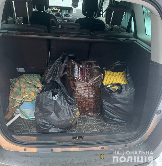 Перевозив безакцизні цигарки: на Волині водій намагався дати хабар поліцейським
