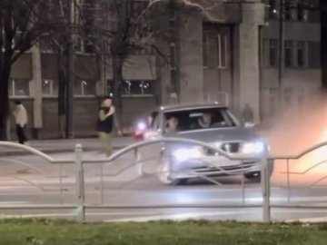 Патрульні зловили водія, який дрифтував біля розважального центру в Луцьку