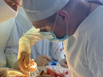 Хірурги волинської лікарні провели складні операції одразу двом пацієнтам. ФОТО 18+